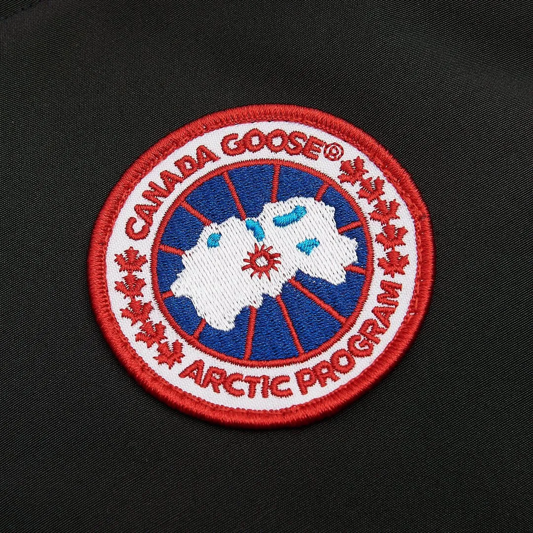 P360 Black] Canada Goose Canada Goose#Freestyle Crew 4154M Men’s and Women’s Vest Down# ➖ Genuine synchronous anti-counterfeiting chip sensor! ➖ Imported Behringer embroidery machine to customize 10,000-needle embroidery logo! ➖ Imported 21-count polyester-cotton blended original fabric, using Feather-Light 10D waterproof coating fabric, made of 84.5% polyester fiber and 15.5% cotton, 100% the best feel in the entire network! ➖ The genuine official website uses the national standard 80 white duck down, and will never be misled by false claims such as 90 down or goose down! ➖ 100% nylon nylon lining with double double-layer sealing design to prevent velvet from running away. Top-grade polar fleece is used in the collar and pockets to keep warm and comfortable! ➖ Yoshida YKK provides original custom-made electroplated sliders. YKK two-way lockable zippers are tight and smooth and will not peel off paint! ➖ 3M composite original Velcro is durable, and all accessories and hardware are disassembled and customized! ⛔No slander, no exaggeration, no need for too much copywriting, because it is focused, it is professional!  SIZE: XS S M L XL XXL
